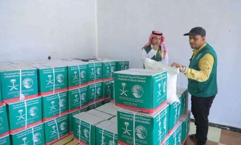 مركز الملك سلمان للإغاثة يوزع مساعدات غذائية طارئة بمحافظة المهرة 1 FB IMG 1722200416100