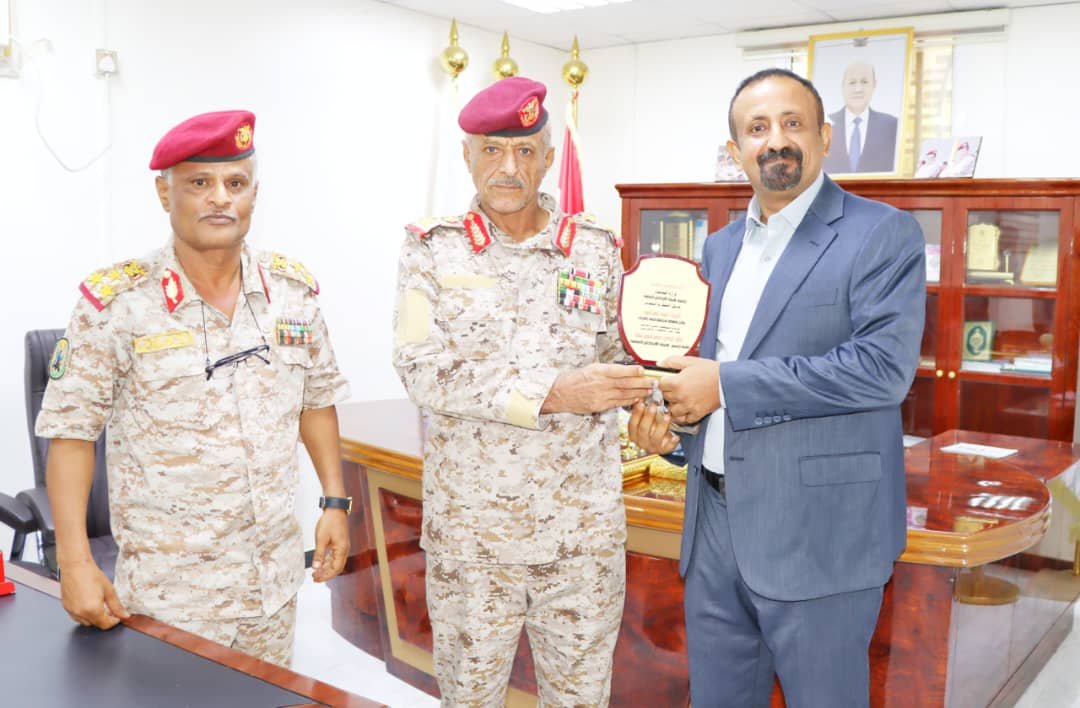 رئاسة هيئة الأركان العامة تمنح وكيل شئون الشهداء والجرحى درع تكريمي 1 IMG 20240722 WA0276