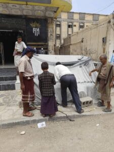 مكتب الاشغال العامة بمديرية عتق" ينفذ حملة لإزالة العوائق والعشوائيات في المدينة . 5 IMG 20240724 WA0264