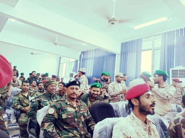القائدان هاني الجنيني وعلي راجح الجنيني يبعثان تهنئة لضباط قبيلة الجنانية لتخرجهم من معهد الثلاياء. 1 IMG 20240728 WA0079