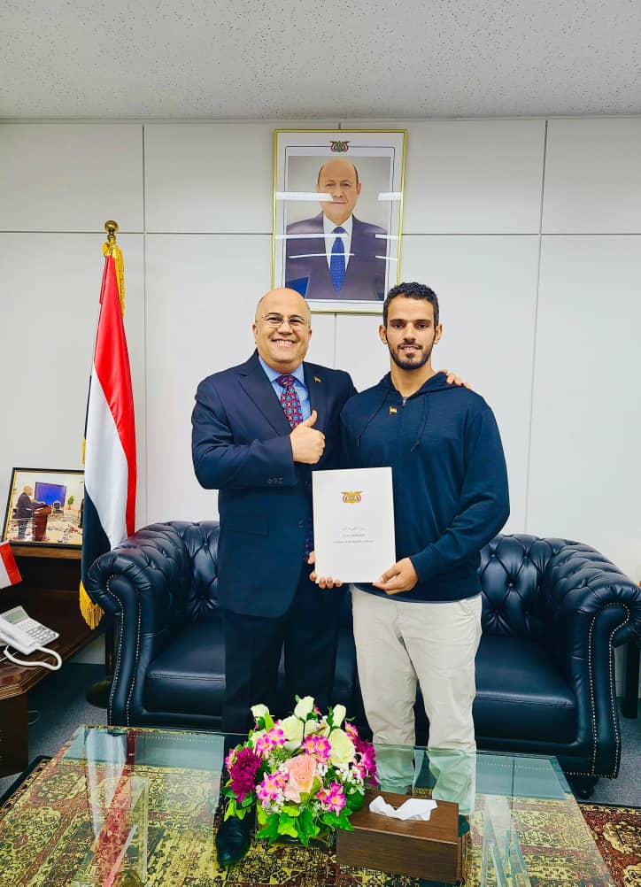 السفير عادل السنيني يهنئ البطل اليمني أسامة مرعي لتأهله إلى الجولة الخامسة في بطولة أسيا للدراجات النارية 1 IMG 20240730 WA0133