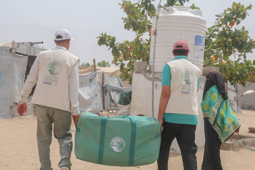 مركز الملك سلمان للإغاثة يوزع مساعدات إيوائية طارئة للنازحين بمحافظة لحج 1 IMG 20240730 WA0169