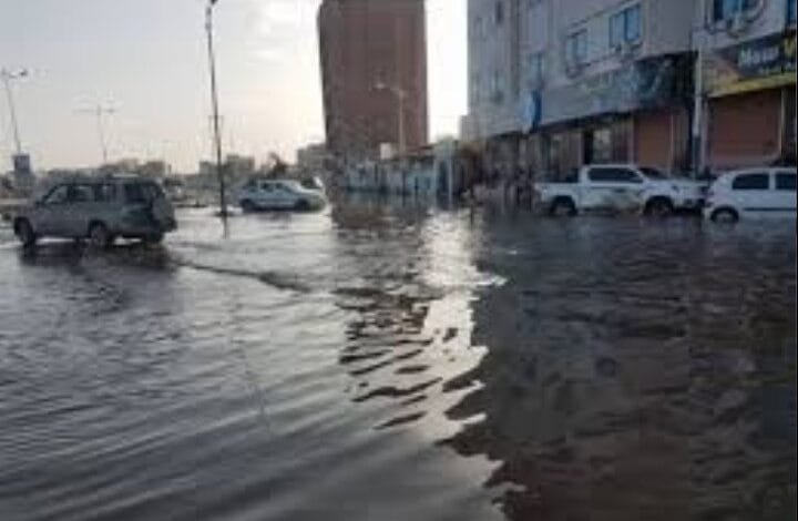 هطول أمطار متوسطة مصحوبة بأصوات رعدية واضواء برقية في العاصمة عدن مساء اليوم الجمعة 1 IMG 20240713 013352 1
