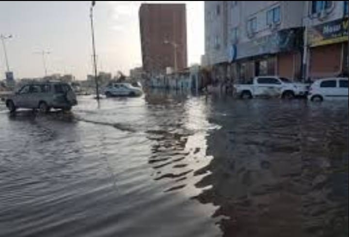 هطول أمطار متوسطة مصحوبة بأصوات رعدية واضواء برقية في العاصمة عدن مساء اليوم الجمعة 1 IMG 20240713 013352 1