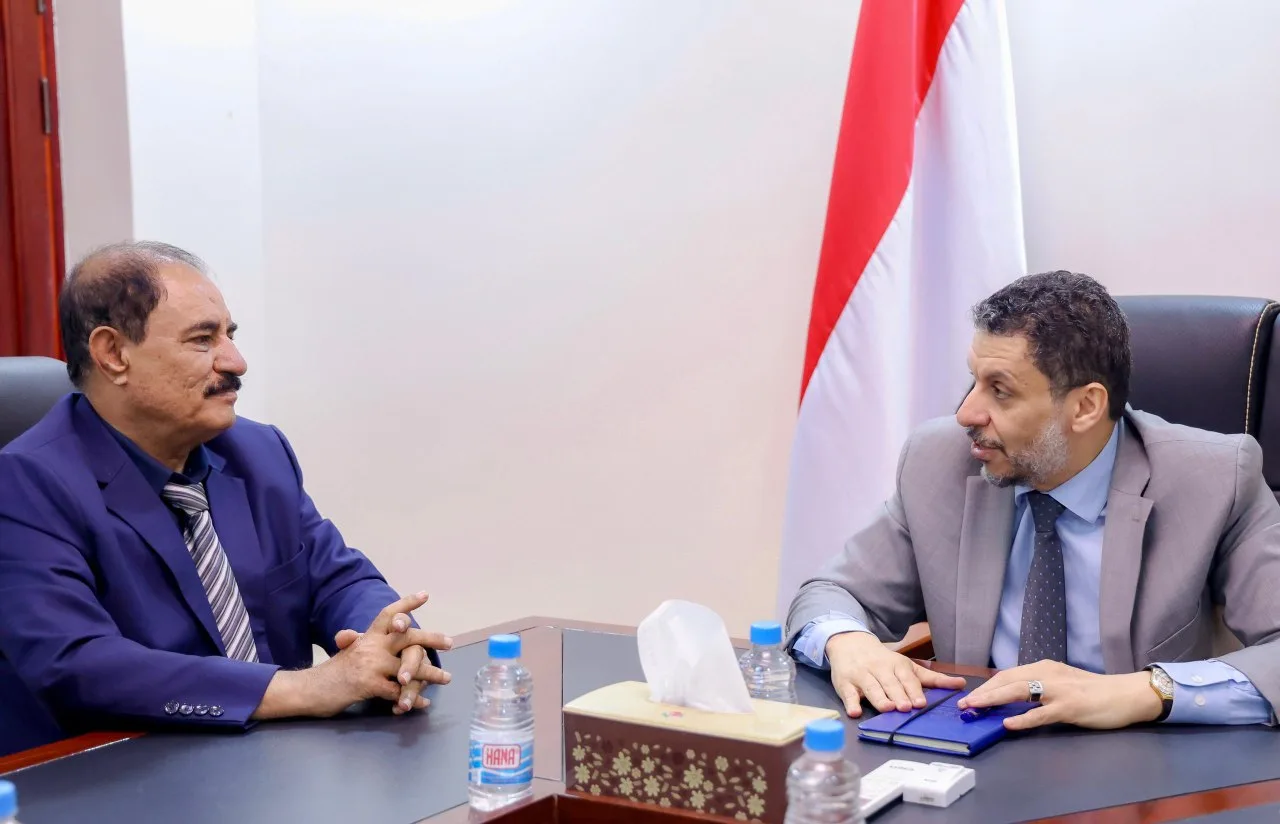 رئيس الوزراء يناقش مع محافظ الضالع احتياجات المحافظة 1 IMG 20240730 144702 792