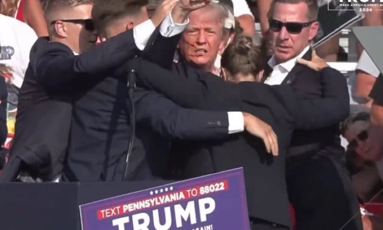 إصابة ترامب في إطلاق نار أثناء إلقائه كلمة بتجمع انتخابي 1 trump