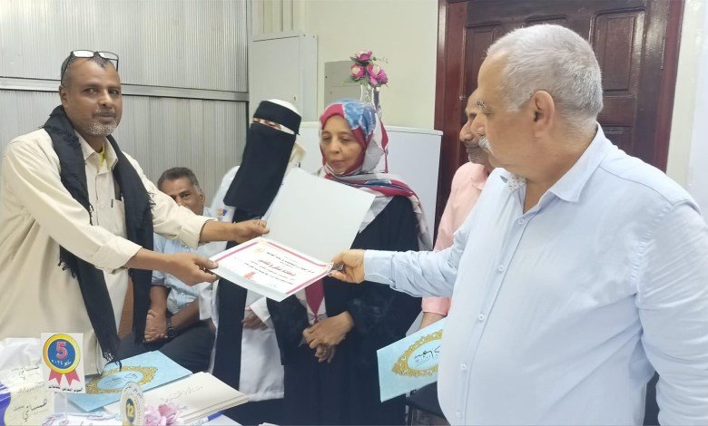 مدير عام الصحة بعدن يكرم الموظفين المبرزين في مستشفى الشعب سابقآ بصيرة 2 مدير عام الصحة بعدن يكرم الموظفين المبرزين في مستشفى الشعب