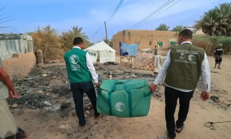 مركز الملك سلمان للإغاثة يوزع خيام وحقائب إيوائية طارئة للمتضررين في مخيم مدودة بحضرموت 1 مركز الملك سلمان للإغاثة يوزع خيام وحقائب إيوائية طارئة للمتضررين