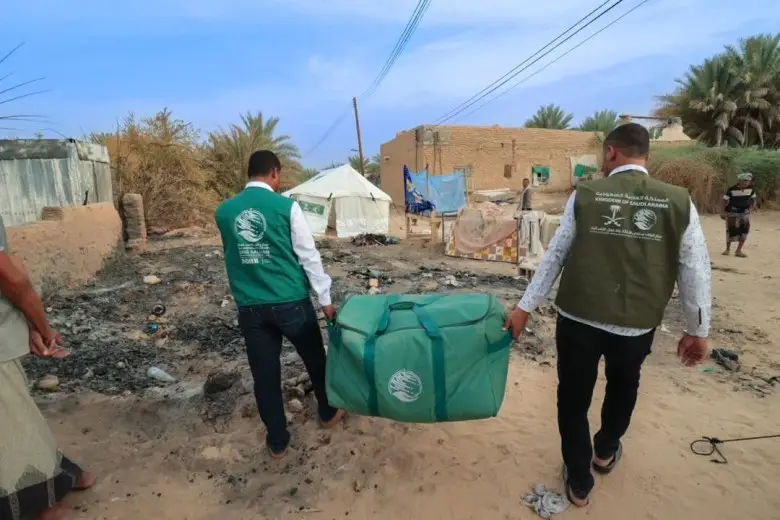 مركز الملك سلمان للإغاثة يوزع خيام وحقائب إيوائية طارئة للمتضررين في مخيم مدودة بحضرموت 1 مركز الملك سلمان للإغاثة يوزع خيام وحقائب إيوائية طارئة للمتضررين