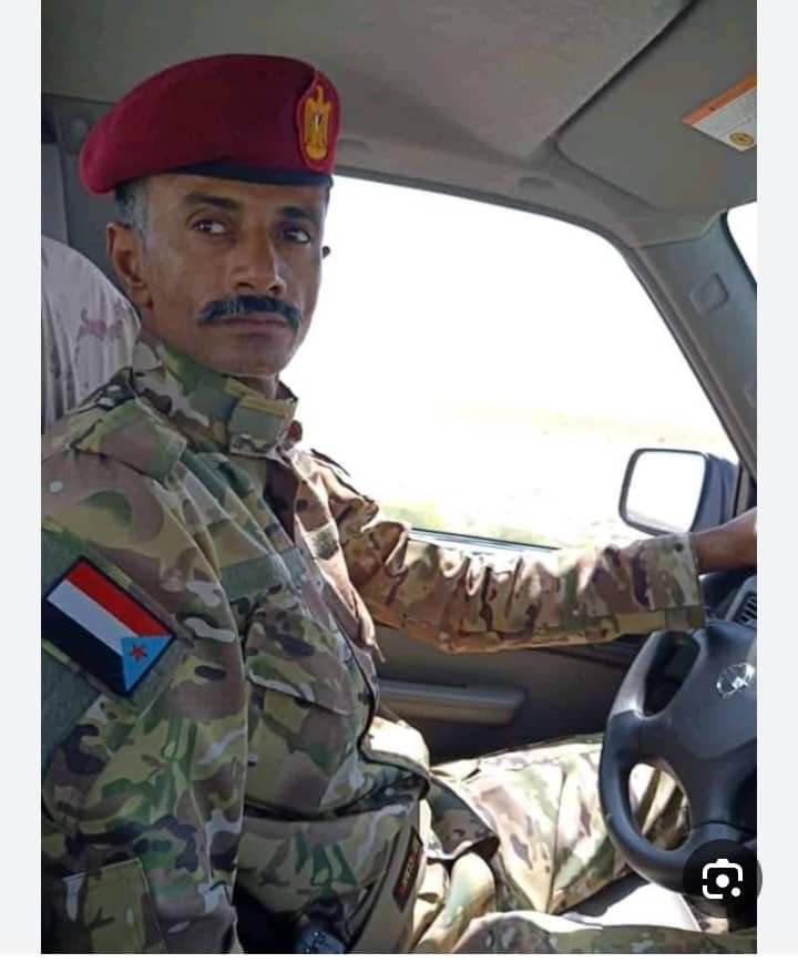 *لحج/حسان عبد الباقي البصيلي* *في منشور له على حسابهُ في فيسبوك رصدهُ الإعلامي حسان عبد الباقي البصيلي أشاد القيادي فاروق الكعلولي الصبيحي بدور المملكة العربية السعودية المحوري في اليمن موضحاً أن ذالك ليس بغريب على من هب لنجدة اليمن ونصرتها في الاوقات الصعبة مذكراً بليلة انطلاق عاصفة الحزم في اليمن* *وطالب القيادي الكعلولي من المملكة العربية السعودية مواصلة جهودها في ترسيخ دعائم الأمن والإستقرار في الجنوب وأبدى عن إستعداده للعب اي دور تحت إشراف المملكة العربية السعودية* *ورحب القيادي الكعلولي بأي إستثمارات سعودية في الجنوب خصوصاً واليمن عموماً منوهاً أن من قدم التضحيات وصرف المليارت من أجل الجنوب يستحق أن تفتح له كل الابواب ليمارس عمله بكل ترحيب واصفاً ولي العهد السعودي محمد بن سلمان بإنهُ زعيم هاذهِ الأمة* *يذكر أن الكعلولي شارك في تحرير العديد من المدن الجنوبية أثناء الغزو الحوثي للجنوب إلا أن المجلس الأنتقالي تنكر لهاذ الرجل وقام بتفكيك اللواء التاسع صاعقة بقيادة فاروق الكعلولي واوقف الأنتقالي مرتبات أكثر من ثلاث مائة جندي في هاذا اللواء الذي لازال مرابطا في مدينة عمران البوابة الغربية لعدن* 1 IMG 20240814 WA0119