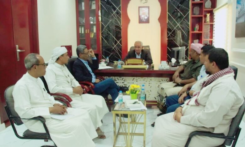 مأمور سيئون يستعرض سبل تحسين عمل صندوق النظافة بالمديرية. 1 IMG 20240819 WA0065