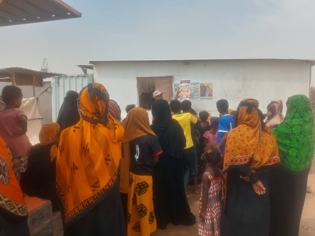 لحج نزول فريق التوعية بمخاطر الذخائر المتفجرة في مخيم عتيرة 2 للنازحين مديرية تبن بلحج 1 IMG 20240829 WA0015