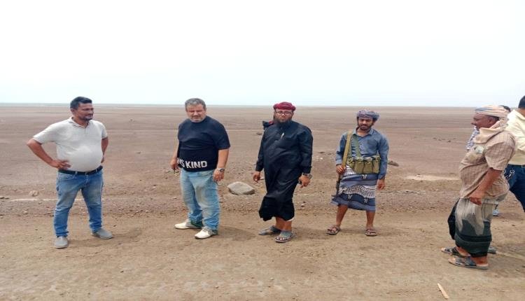 مأمور المضاربة وفريق صندوق صيانة الطرق ينفذون نزول لدراسة المرحلة الثانية لاستكمال تأهيل وسفلتة الخط العام بخور العميرة 1 IMG 20240820 220553 932