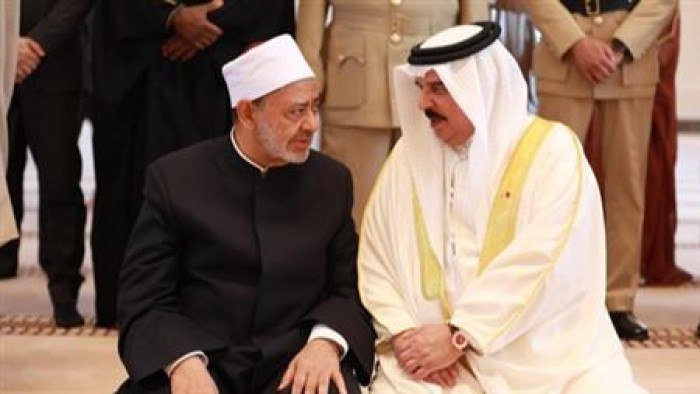 العاهل البحريني والطيب يتبادلان الرؤى حول القضايا الإسلامية 1