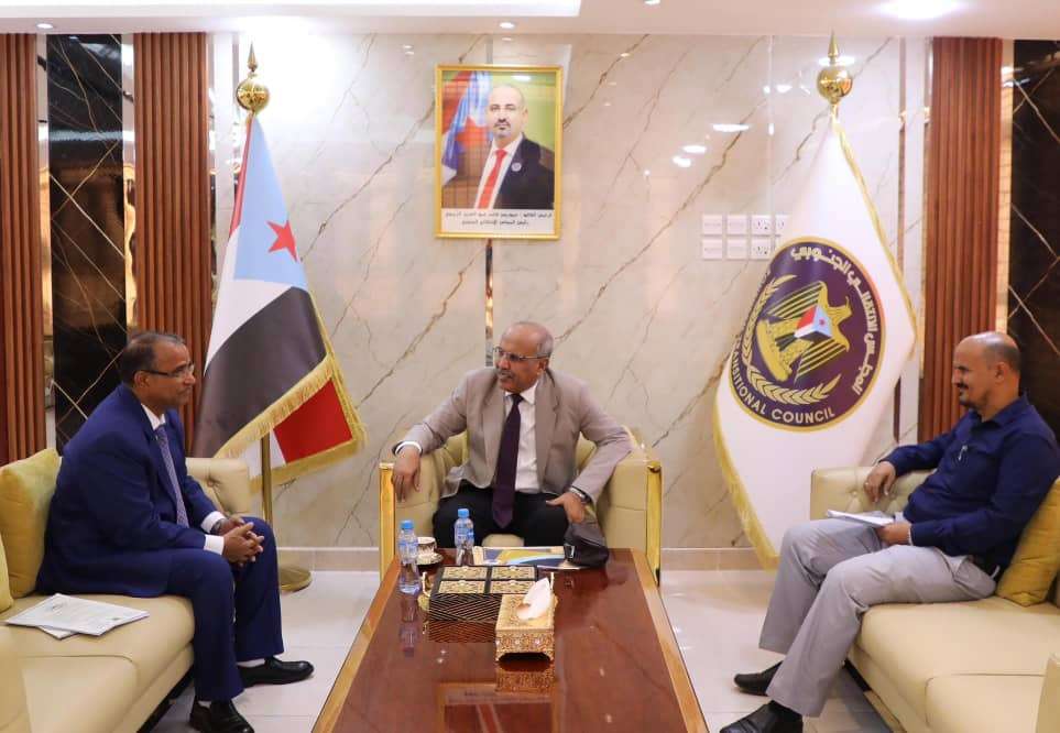 القائم بأعمال رئيس المجلس يطَّلع على سير عمل وزارة الشؤون الاجتماعية والعمل 1 66ded12923827