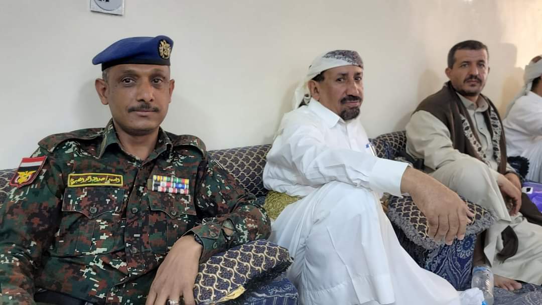 اللواء يحيى حُميد والعميد الصبري يقدمان واجب العزاء للعميد السياغي 1 IMG 20240912 WA0040