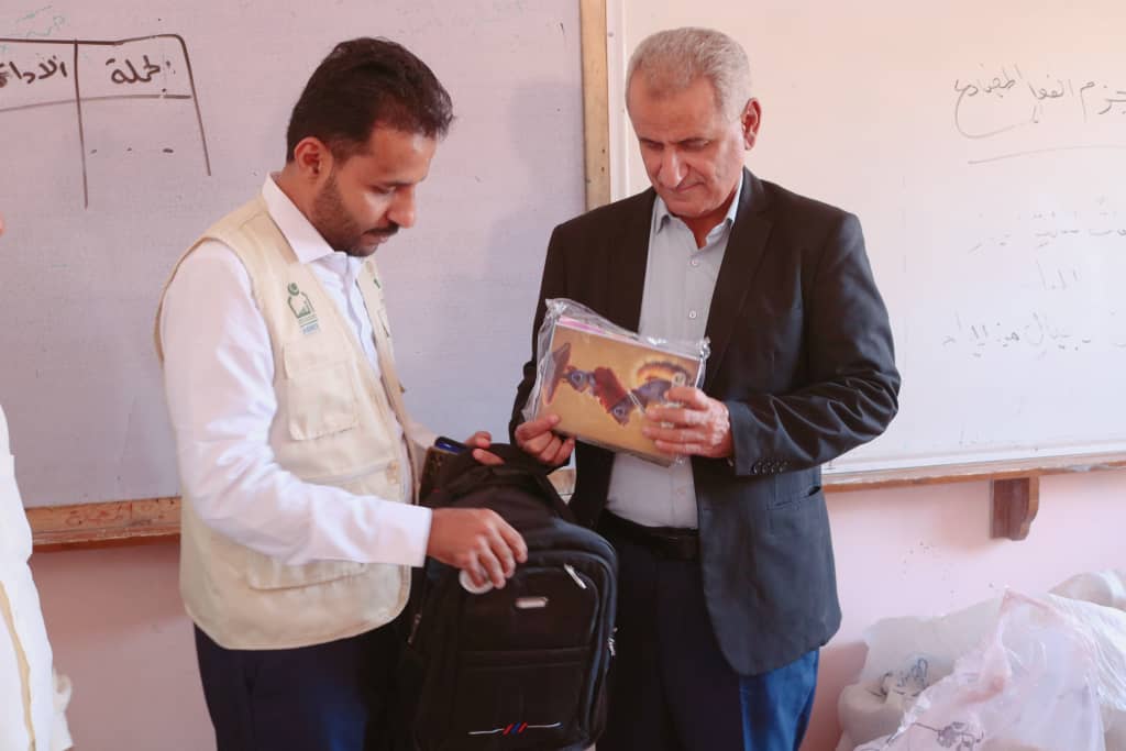 توزيع الحقيبة والزي المدرسي ل150 طفل يتيم بسيئون 1 IMG 20240918 WA0052 2
