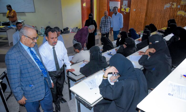 نائب رئيس جامعة عدن يتفقد سير امتحانات المفاضلة بكلية العلوم الإدارية 1 IMG 20240925 WA0148