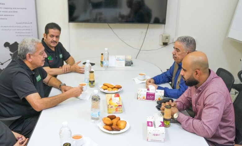 التقى الممثل الأممي للأعمال الإنسانية.. وتفقد أعمال مشروع «مسام» في عدن والساحل الغربي. القصيبي يؤكد أهمية تنسيق منظومة نزع الألغام في اليمن. 1 IMG 20240925 WA0254