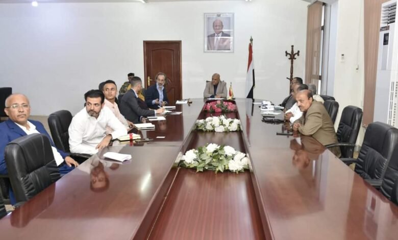 محافظ تعز يبحث مع المنسق المقيم التدخلات الإنسانية لمساعدة النازحين والمهمشين 1 IMG 20240925 WA0292