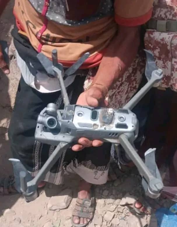 القيادي في انتقالي المحافظة الاخ حسان الفتاحي يوكداسقاط طائرة استطلاع لمليشيات الحوثي في جبهة قرين بالمسيمير لحج 1 IMG 20240927 WA0240