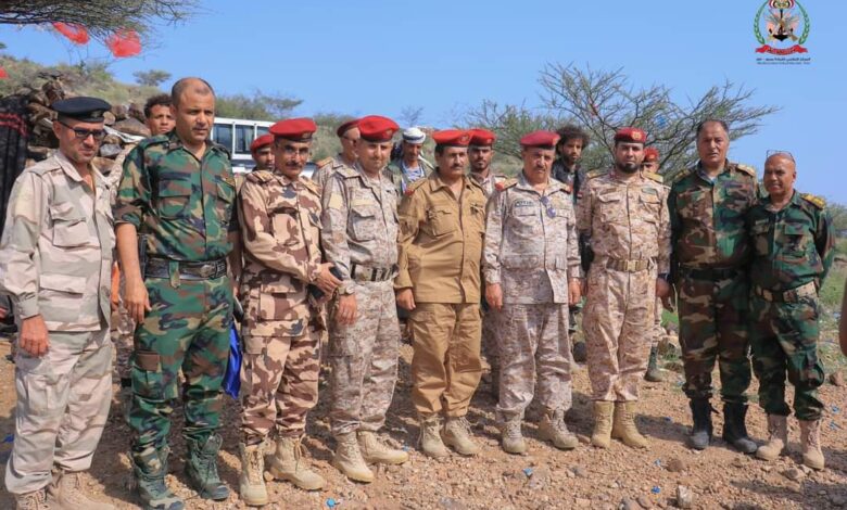 نائب رئيس هيئة التدريب والتأهيل بوزارة الدفاع يختتم زيارته لمحور تعز بزيارة المواقع الأمامية في قطاع لواء النصر 1 IMG 20240929 WA0101