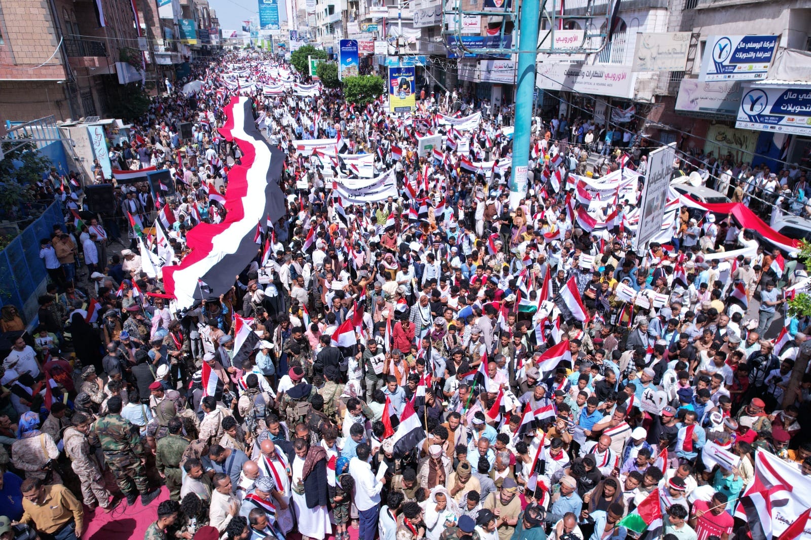 تعز: مسيرة مليونية حاشدة تؤكد على خيار المقاومة لاستعادة الدولة 1 IMG 20240929 WA0119