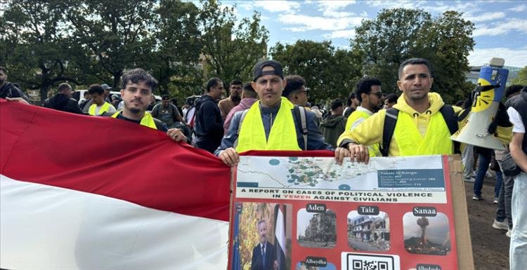 تنديدًا بجرائم القتل في وطنهم.. يمنيون ينظمون وقفة احتجاجية أمام محكمة العدل الدولية 1 IMG 20240921 112140 427
