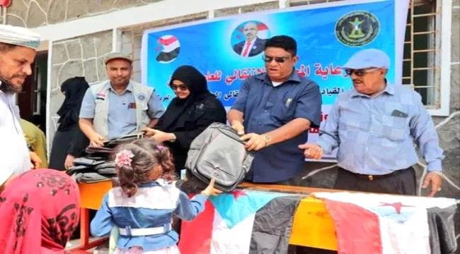 انتقالي البريقة يوزع مستلزمات مدرسية على 180 طالبا 1 photo 5958309272934793691 y