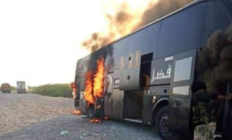 حريق هائل يلتهم حافلة نقل ركاب قادمين من السعودية في أبين 1 A10T 07 10 2024 05 47 13