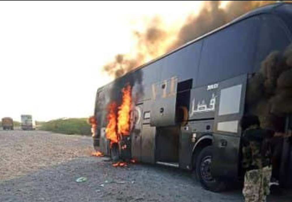 حريق هائل يلتهم حافلة نقل ركاب قادمين من السعودية في أبين 1 A10T 07 10 2024 05 47 13