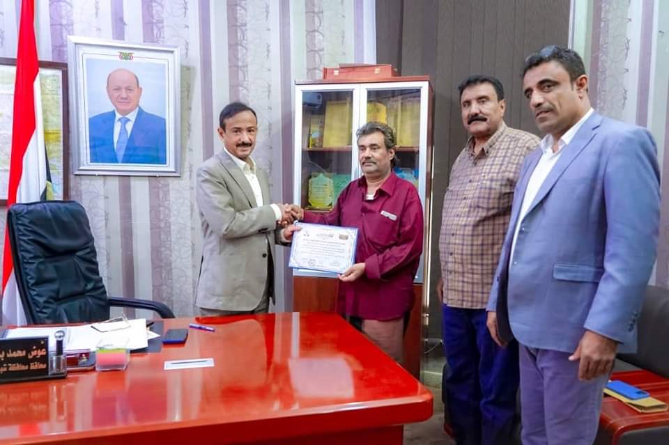 المحافظ بن الوزير يكرم فنيي مؤسسة الكهرباء ويؤكد على أهمية دورهم في خدمة المواطنين. 1 IMG 20241001 WA0036