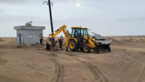 بعد الامطار التي شهدها الحقلين.. باخبيرة يطلع على اعمال صيانة التيار الكهربائي في حقلي بئر أحمد وناصر 2 IMG 20241003 WA0146