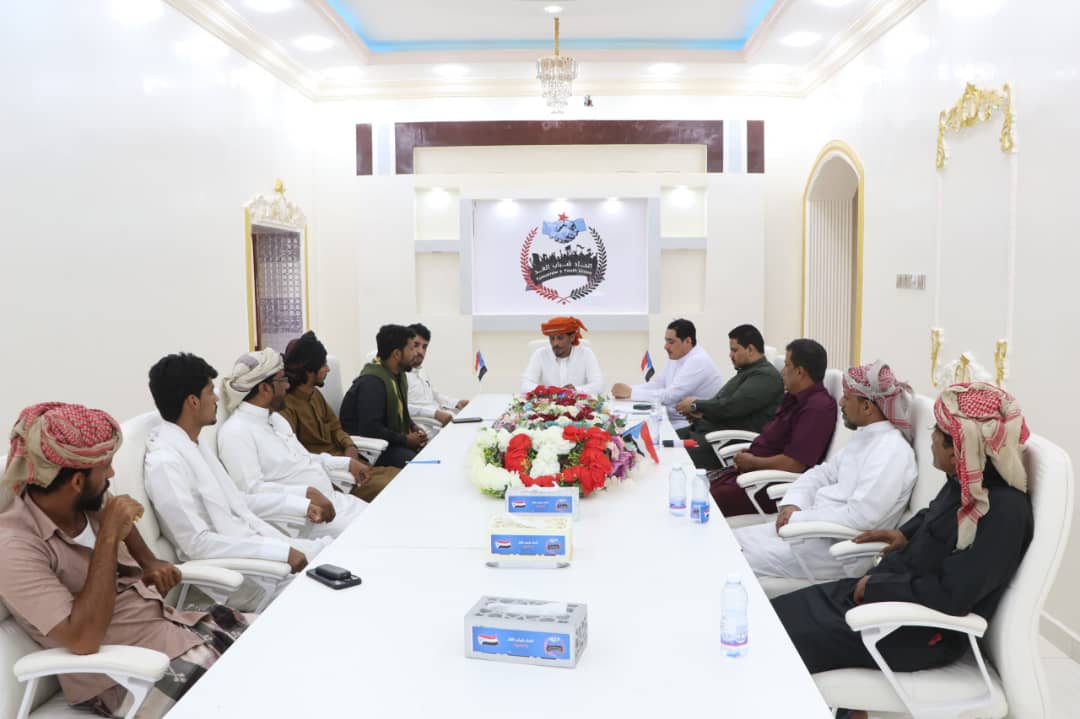 رئيس اتحاد شباب الغد في المهرة يناقش سبل تنفيذ البرامج الشبابية والخدمية مع فرع الاتحاد في حوف 1 IMG 20241006 WA0046