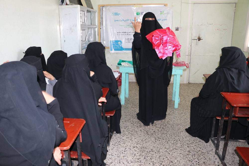 منظمة إعانة إنسان تنفذ جلسات توعوية حول فرز النفايات من المصدر في منطقة ثعبات بتعز 1 IMG 20241008 WA0068