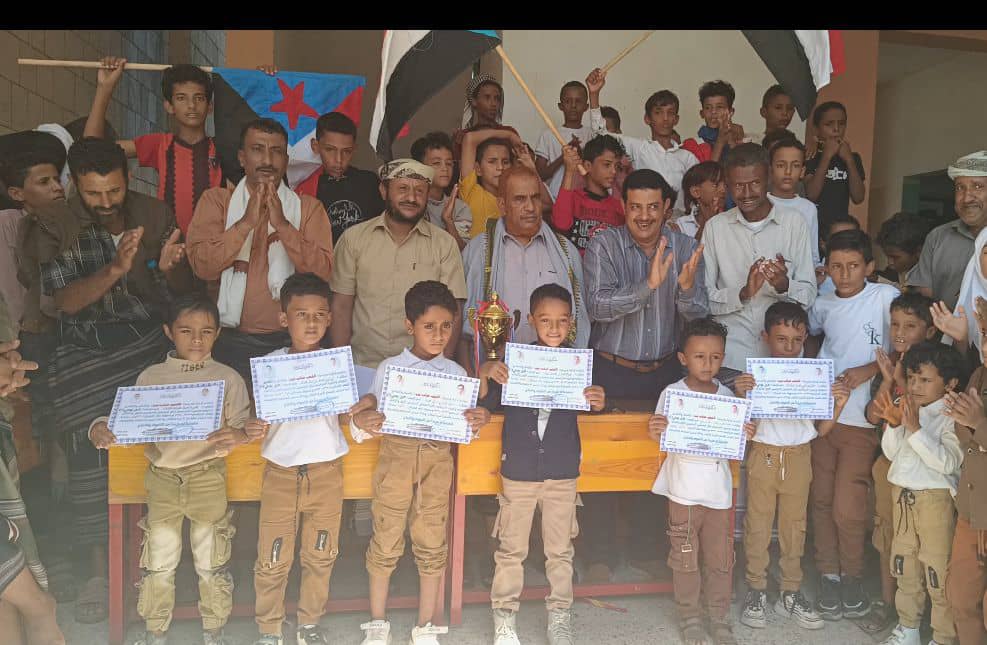 تزامنا مع الذكرى ال61 لثورة 14 أكتوبر المجيدة… إدارة مدرسة الشهيد عباس رضوان بالمسيمير تكرم طلابها ومعلميها المبرزين 1 IMG 20241018 WA0013