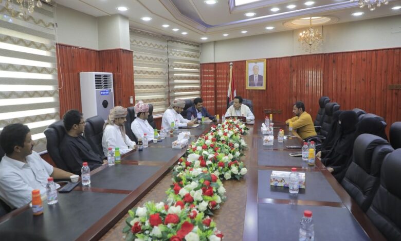 محافظ المهرة "بن ياسر" يلتقي رئيس وأعضاء اتحاد شباب الغد 1 IMG 20241023 WA0196