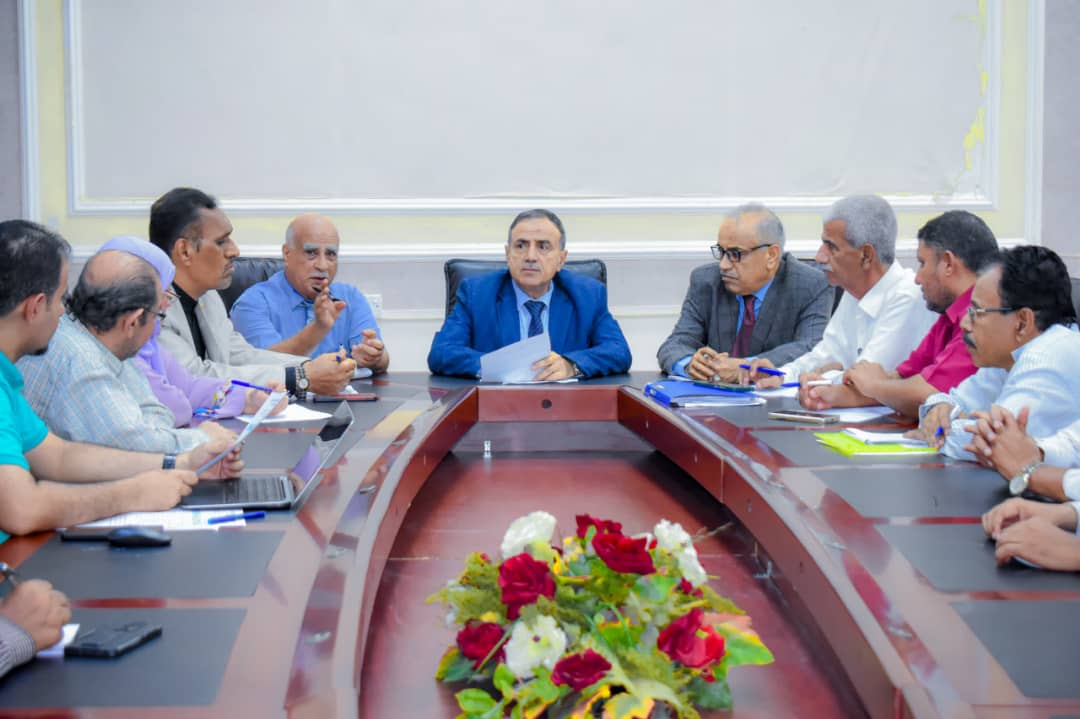 رئيس جامعة عدن يطلع على التقرير العام للجنة التصنيف 1 IMG 20241025 WA0034