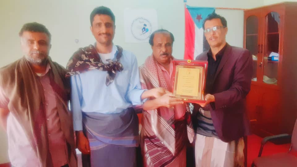 نقابة الصحفيين والإعلاميين الجنوبيين بشبوة تكرم الصحفي صالح الهفيش بدرع الصحافة 1 IMG 20241025 WA0074