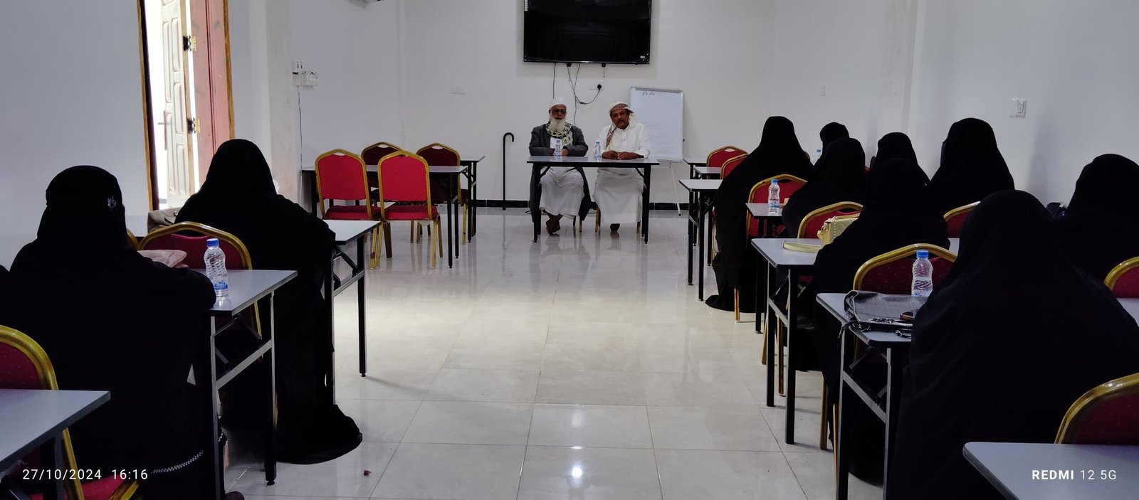 وكيل وزارة الأوقاف و الإرشاد يلتقي بمديرات المراكز القرآنية النسوية بمحافظة المهرة 1 IMG 20241027 WA0164