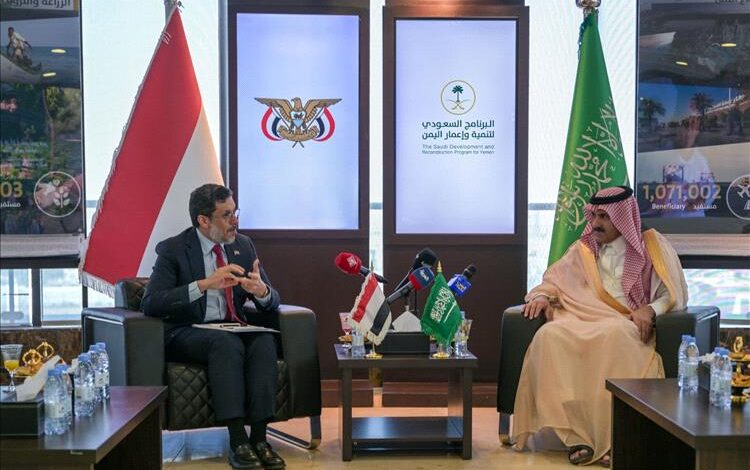 تفاصيل لقاء رئيس الوزراء بالسفير آل جابر في مقر البرنامج السعودي لتنمية وإعمار اليمن 1 IMG 20241003 173919 430 3