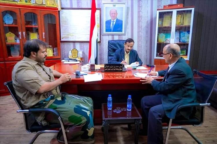 محافظ شبوة ورئيس الجامعة يوقعان على عقد توريد وتركيب منظومة طاقة شمسية لكلية الحاسوب وتكنولوجيا المعلومات بجامعة شبوة 1 IMG 20241011 170757 555