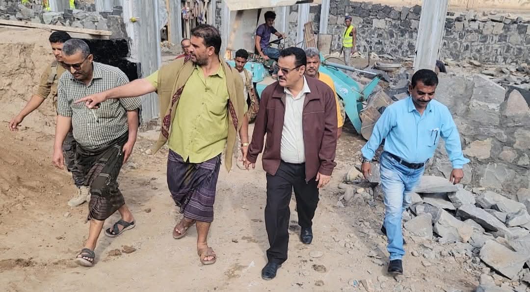 برعاية معالي محافظ العاصمة عدن، مدير عام المنصورة يتفقد مشروع بناء مجمع قضائي بالمديرية 1 FB IMG 1732587010892