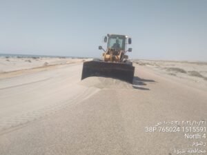 استمرار العمل في إزالة الرمال من الخط الساحلي الدولي عرقة - عين بامعبد 3 إزالة الرمال من الخط الساحلي الدولي عرقة
