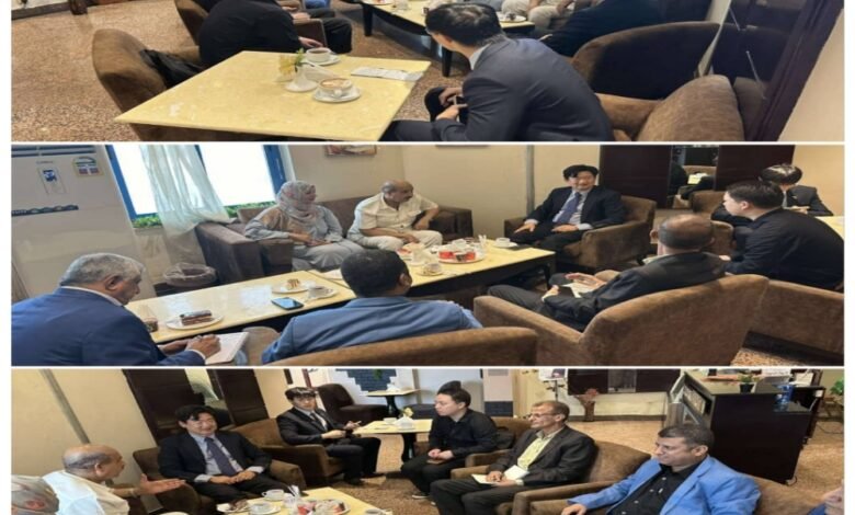 السفير الصيني شاو تشنغ يلتقي باعضاء الوفد الحكومي الذي زار الصين مؤخرا 1 ٢٠٢٤١١٢٢ ٢٢٢٦٠٣