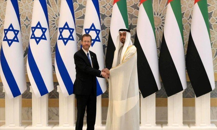الإمارات تمول التوسع العسكري الإسرائيلي عبر أرض الصومال .. تهديدات جديدة لليمن 1 محمد بن زايد ورئيس الكيان الاسرائيلي