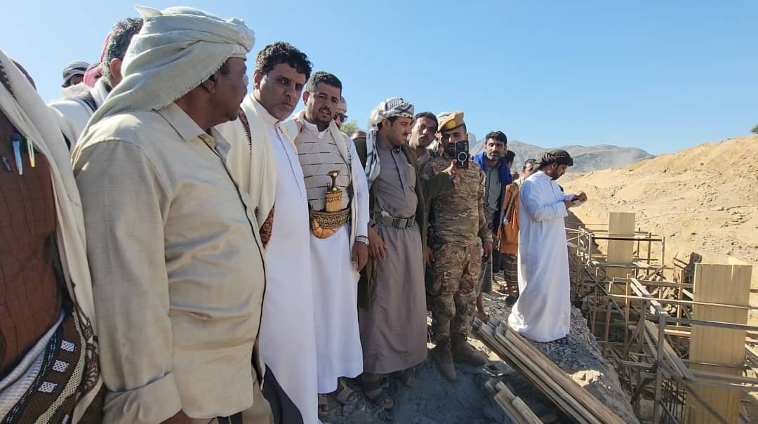 الشيخ راجح سعيد باكريت يتكفل بإنشاء جسر الحياة في منطقة الركبة بمديرية بيحان 1 IMG 20250107 WA0018