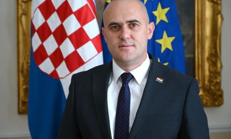 ماذا وراء استقالة وزير الزراعة الكرواتي بعد فضيحة الفيديو؟ 1 Josip Dabro Croazia