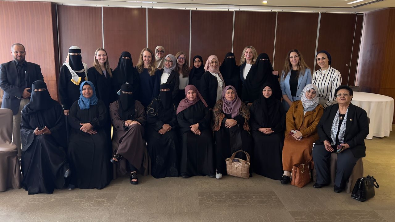 قياديات من مؤتمر حضرموت الجامع في مسقط لتعزيز دور المرأة السياسية 1 IMG 20250224 WA0043