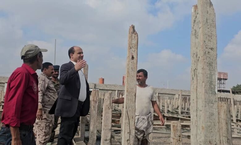 مدير عام دار سعد يتابع أعمال الصب الخرساني للقواعد والاعمدة الأساسية في مشروع إعادة بناء مبنى ديوان السلطة المحلية بالمديرية 1 IMG 20250225 WA0087